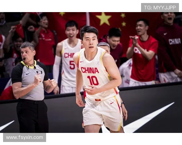 中国男篮逆转战胜菲律宾成功晋级世界杯八强 赛后球员与教练共同庆祝胜利